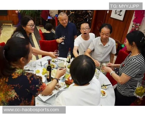 老队友重聚温情时刻哈兰德与南野拓实亲切拥抱寒暄